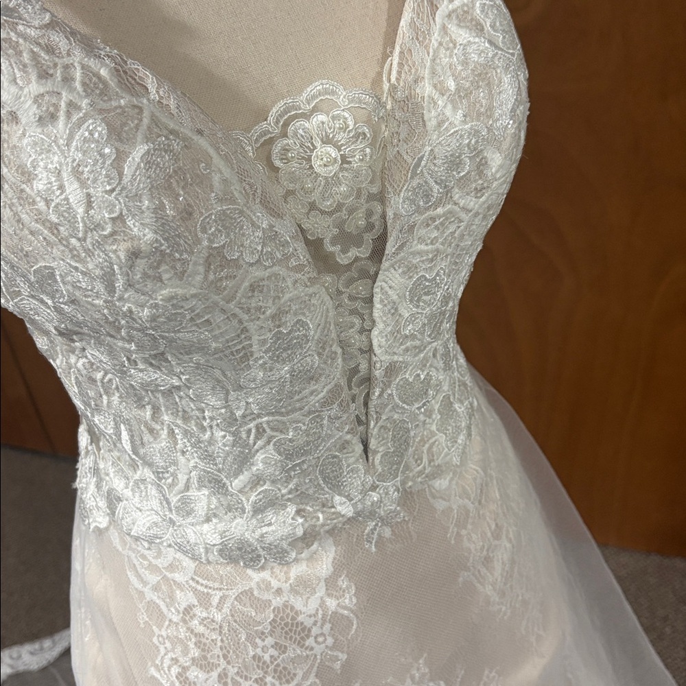Stunning lace wedding dress - Picture 3 of 10
